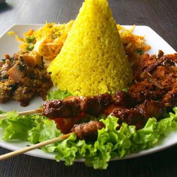 Nasi bali risjtafel versi vegetarian .
.
.
#inimamam #instafood #jajan #makanenak #kuliner #jakarta #indonesia #foodie #foodporn #foodlover #eat  #nasibali