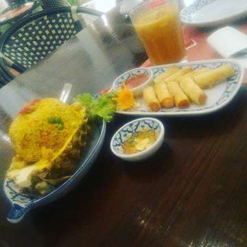 #dinner #thai #food #pineapple #fried #rice #spring #rolls #thai #tea #happy #yummy #tummy #2017