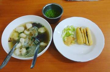 Makan siang nan menyegarkan #tekwan #pekmpek #palembang #kulinerpalembangfood #delicious #goodfood #indonesianfood #indonesianlunch