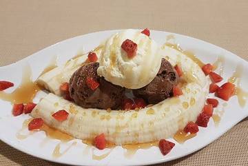 banana split ala @sunnysideup.id 
manisnya bikin nagih. suka banget sama es krim coklatnya 😙😙 #dessert #banana #bananasplit #icecream #ice #sweet #sweets #lightfood #eattogether #food #jakarta