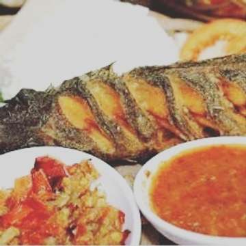 Makan siang nikmat dengan Paket Meriah 16.000 Ayam/Nila/Lele Goreng +nasi+tahu+tempe+sambel+lalab+Es TEH MANIS (sudah termasuk ppn)...
Warung Patilele jln Dipatiukur no 84A samping ITHB, Bandung... #warungpatilele #bandung #kuliner #ayam #lele #nila #tahu #tempe #sambel #tehmanis #kuliner #bandung juara #ridwabkamil #indonesia #ithb #indonesia #paketmeriah #mantap