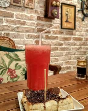 Choco butter and watermelon juice #chocolate #toast #chocobutter #butter #juice #watermelon #watermelonjuice