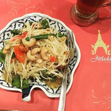 First of all , always love papaya salad from  jittlada (Thai Cuisine) . 
The secret is in the ingredients . I try to make it my self, but always fail .
Have you try this @baldafauziyyah ? #salad #papaya #papayasalad #thaifood #thaicuisine 😊