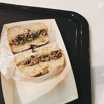 berdua emang lebi enak seperti nomor dua begitu bukan tidak yes no sehr gut heil hibiniu

#udahkali #kaliudah #tidakiklas #iklastidak #bagel #phillycheesesteak #cheese #beef #bread #breakfast #brunch #plating #cheesesteak #steak #onion #kulinerjakarta