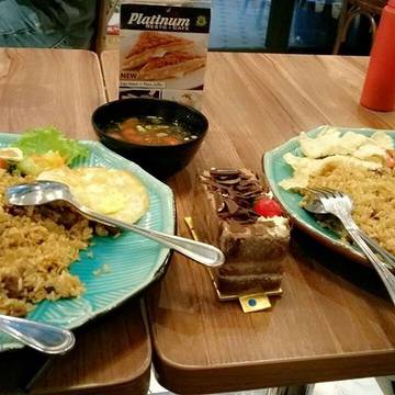 Dan akhirnya untuk merayakan ultahnya, si mamah pilih nasi goreng sup buntut... Kebetulan ini menu fenomenal banget... soal rasa... hhmmm... :)
Once again, Happy birthday my other part of soul... I love you more and more each day... #instaworld #instagram #instafood