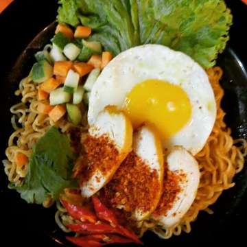 "Indomie ekstra pedas" aka Hot spicy noodle for tonight dinner..
Served exactly same with the package :) #indomie #indomiegorengpedas #noodles #miemiripbingits #culinary #dinner #indonesianfood #instafood #instagram