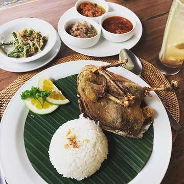 #lakaleke #crispyduck #bebekgoreng #lunch #kulinerbali #kulinerubud #ubud #familyfriend #kulinerindonesia #makansiang