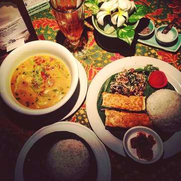 Balinese food 😍 #bali #indonesia #kuta #poppies #poppiesrestaurant #food #asian