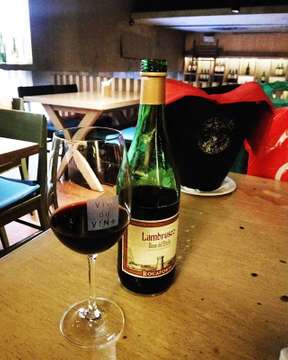 Wine is always be a good friend 😎😎
#wine #redwine  #lambrusco  #italy #metime #ngaso