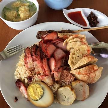 chasiopui yang enak setelah tjiang, menurut w tuh warung hao-hao ini.
gak pelit2 kasih nya 😂
ada kasih bakso ikan juga.
makan bang!
🍽 nasi campur hainam
🏠 warung hao-hao jalan mekar laksana 17b, bandung
💰 35k
⭐️ 4 of 5
⚠️ non halal 🐷
#makanbang #chasiopui #nasicampurbabi #pork #nonhalal #babi #chasio #makanenak #makanapa #makanmana #kuliner #kulinerbdg #kulinerbandung #mekarwangi #nasihainamcampur #nasihainam #hainanrice #brunch #warawiricarimakan