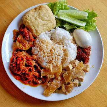 Makan ramesan di salah 1 rumah makan legend di bandung... buat yg suka makanan yg taste na agak manis boleh cobain... aku biasa disini suka pesen sop buntut atau gule kambing na jg... 😊😊😊
.
.
Rm mirasa
Jl. Purnawarman 68
Bandung
.
.
#bempculinary #kuliner #kulinerbandung #bandungculinary #ootd #potd #picoftheday #pictureoftheday #likeforlikes #like4like #doubletab #instafood #wisatakuliner #anakjajan #foodgasm #makandonk #foodgallerybdg #igers #food #foodie #anakkuliner #culinary #foodpics #foodporn #makanenak #yummy #nomnom #jktfoodbang #gedeinperut