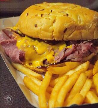 #kanmakan Beef & Cheddar Melt by @raffels_sandwich 
Bagi kamu yg kangen Arby's, pas banget buat cobain makan disini. Potongan beef yang khas ditambah hot cheddar cheese-nya enak banget 😋
.
.
.
.
#americanburger #burger #sandwich #sandwiches #hamburger #foodie #foodgasm #foodporn #foodtravel #foodblogger #fastfood #frenchfries #indonesianfood #indonesianfoodblogger #jktfooddestination #jktfoodbang #culinarytrip #wisatakuliner #like4like #likeforlike #tagsforlikes #likesforlikes #followforfollow #igfood #foodblogger #foodstagram #nomnomnom #fooddiary  #senayan