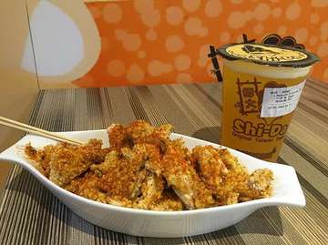 Salted egg crispy chicken with passion fruit , why not? 🙈
