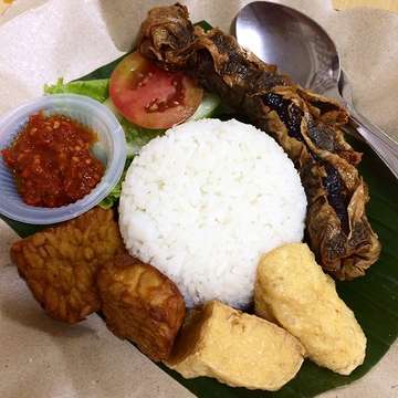 Finally!!!! BAKSO & SATE PADANG 😋😋😋 #dinner #baksokuah #satepadang #miesop #nasipecellele #nasiayambakar #vegetarian #vegan #vegetarianfood #veganfood #saturdaynight #indonesianfood