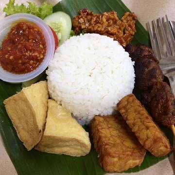 Finally!!!! BAKSO & SATE PADANG 😋😋😋 #dinner #baksokuah #satepadang #miesop #nasipecellele #nasiayambakar #vegetarian #vegan #vegetarianfood #veganfood #saturdaynight #indonesianfood