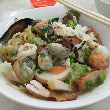 📍Bakmi Hock Seng
-

Mie hokkien cabang medan ini sangat terkenal di Medan dan di Jakarta ada di Muara karang dekat pasar MK, bisa pilih Mie, bihun ataupun kwetiao, topping bakso-bakso seafood,udang, jamur, telur kecap dan daging babi kecap (biasanya minta jangan yang terlalu berminyak) , untuk porsi yang sepcial ada tambahan suwiran daging kepiting dan tiram.
Untuk Harga memang lebih mahal, porsi biasa : Rp.47rb dan porsi special Rp.62rb , tetapi sepadan dengan isi topping yang melimpah.
-
-
-
-
-

#jakarta #bakmi #kuliner#medan  #kulinerjakarta #kulinermuarakarang #bakmimuarakarang #kulinerchow #buzzfeed #instafood #foodstagram #like4like #kulinermedan #foodstagram #foodiejkt #bakmiclub