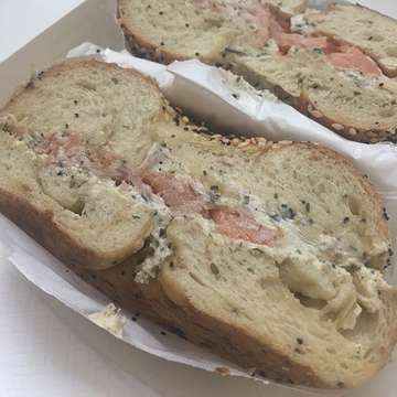 Bagel with salmon and garlic cream cheese