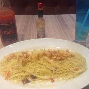Dinner time.
#pasta 
#pastaaglioolio 
#spaghetti 
#tabasco 
#bluelagoon