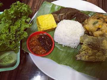 #lunchtime #amperaresto #myiphone5s #mytrip #me #myteteh #instatraditionalfood #foodie #pepesayam #rice #lalapan #tahukuning #limpa #sambal #sambaltomat #sambalterasi #foodporn #sundanesefood #instapic #instafood #instasunda #traditionalfood #instasambal #instapepes #indonesianfood #instatraditionalfood