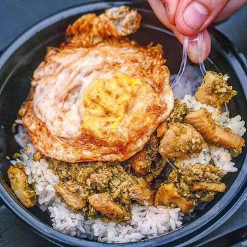 You are not in Jakarta; if you haven't try this RICE BOX TUNA @warteggaspoll 🍳💥 Ultra-tender tuna cube atop mountain of rice and sunny side up; bathed in rich green chilli sauce. Time to taste? 🌶
-
👻 aaronhandajani
👉 www.eatandstructure.com 👈
-
#EEEEEATS #devourpower #buzzfeast #feedfeed #lovefood #eatguide #myfab5 #cheatmeal #sgfoodie #igsg #sgfoodblogger #eater #eatmunchies #foodography #foodiegram #yahoofood @aaronhandajani #f52grams #foodnetwork #foodislife #beautifulcuisines #aaronhandajani #foodislove #foodoftheday #buzzfeast #huffposttaste #spoonfeed #infatuation #vscofood #forkyeah #cafejakarta