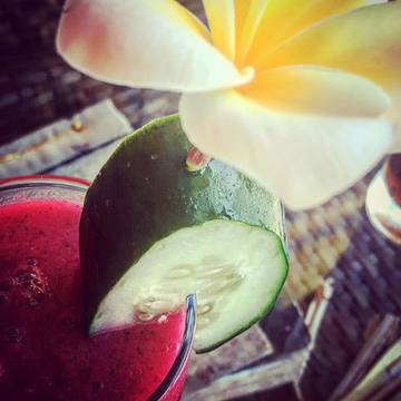Now there's healthy juice😊😍 #cucumber #healthy #healthyjuice #frangipani #frangipaniflower #bali🌴 #bali #indonesia #enjoythelittlethings #juice