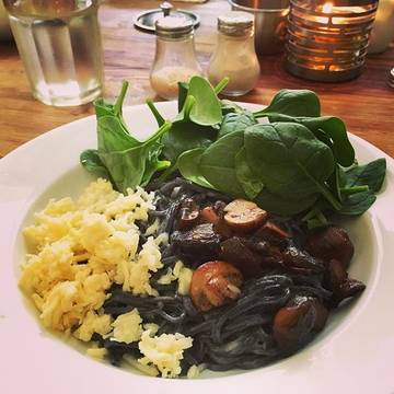 Kesukaan! 
Black Ink Spaghettini + Sage Butter Sauce + Baby Spinach + Mushrooms + Mozarella 💯
.
.
.
#pasta #foodporn #foodgram #instafood #pastificio #pastificiok #kemang #jakarta #spaghettini #spaghetti #mozarella #cheese #delicious @pastificiok_jakarta