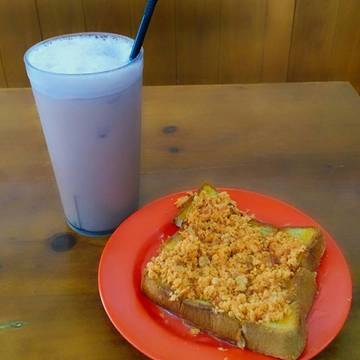 Sarapan bread toast minumnya es milo... Original Ya Kun Kaya toastnya krispi banget

#sarapan
#pondokindah
#breadtoast
@yakun_indonesia