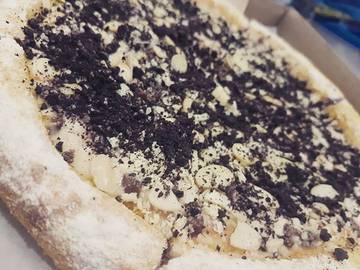 Toblerone-based pizza with cheese, almond, and oreo crumbs. Spot on 🖒 #pizza #sweetpizza #foodadventures