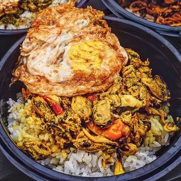 Taste the beauty of Indonesia with NASI KERANG @warteggaspoll 🐚💥 Perfectly stir fried mussels with tamarind, cumin, chilli, and garlic; served with sunny side up. Do you need more spoon for this? 🍳
-
👻 aaronhandajani
📍 @warteggaspoll
🌆 Southbox | Jakarta
👅 TAG YOUR FRIENDS! 👅
-
#EEEEEATS #devourpower #buzzfeast #feedfeed #lovefood #eatguide #myfab5 #foodshare #sgfoodie #igsg #sgfoodblogger #eater #eatmunchies #foodography #foodiegram #yahoofood @aaronhandajani #f52grams #foodnetwork #foodislife #beautifulcuisines #aaronhandajani #fooddiary #foodoftheday #buzzfeast #huffposttaste #tablesituation #kulinerjakarta #vscofood #forkyeah #cafejakarta