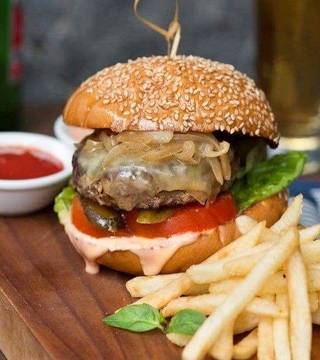 Eat clean, stay fit, and have a burger to stay sane @thelanewaybali 🍽

#burger #threesixtyguides #yummy #makan #peppersseminyak
www.threesixtyguides.com