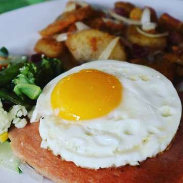 Raise your hand if you like sunny side up egg 🙋🏼🙋🏼‍♂️🙋🏼🙋🏼‍♂️
.
.
Dont forget you can get a free beer with any purchase of main course - only in Mama's German Summarecon .
.

#foodism #foodgasm #porkknuckle #porkribs #porksausage #ham #cesarsalad #pizza #germanstyle #beer #chefsplatter - #regrann # #foodtruck #foodshare #foodbeast #foodforlife #footfetishnation #instaday #instagram #instfood #instfoodpic #instfoodlover @mamasgerman.puri @jakartainfood @jktfoodbang @explore_jakarta @enjoyjkt