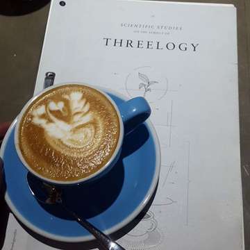 Threelogy.

#coffeeshop #surabaya #indonesia #threelogy #coffeehop #cappuccino #latteart