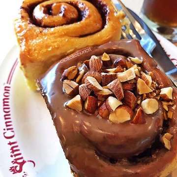 Buat brunch atau breakfast boleh cobain nih #cinnamon roll nya Saint Cinnamon yg cukup variatif. Selagi order atau makan di sana, kita juga bisa melihat proses pembuatannya karena konsep open kitchennya. One of the best cinnamon rolls dengan tetap mempertahankan resep tradisionalnya. 😘
•
•
🍽 Hazelnut Cinnamon (IDR 16K)
🍽 Original Cinnamon (IDR 13K)
📍Saint Cinnamont
SkyWalk PIM 2
•
•
#cicikokobuncit #cinnamonrolls #teatime #brunch #like4like #followme #foodphotography #foodblogger #comfortfood #foodgasm #foodporn #beautifulcuisines #foodreview #foodie #foodpics #feedfeed #foodisfuel #buzzfeedfood #eeeeeats #eatstagram #likeforlike #foodstagram #tasty #desserts #dessertgram #onthetable #dessertporn #saintcinnamon #rusuhstagram