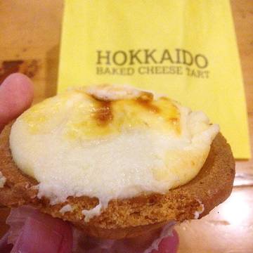 Hokkaido Baked Cheese Tart.
Baked cheese over crunchy pie.
.
.
.
#hokkaido #bakedcheesetart #happytummygaluh