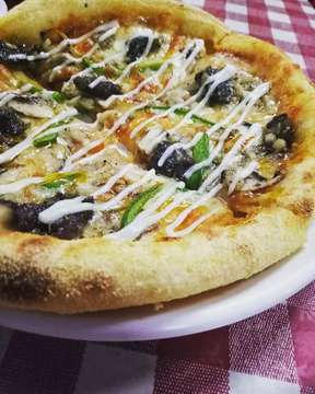 pizza dengan topping wagyu + mozzarella cheese.. so yuuuuuummmm..👌#starving #pizzanagih