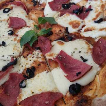 Mammamia!🍕😋 #pizzabakar #mozarellacheese #beefsalami #olives #mushrooms #wiskul #serpong #jakartaculinary #igfoodie #foodporn #food❤