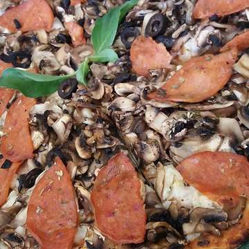 Mammamia!🍕😋 #pizzabakar #mozarellacheese #beefsalami #olives #mushrooms #wiskul #serpong #jakartaculinary #igfoodie #foodporn #food❤