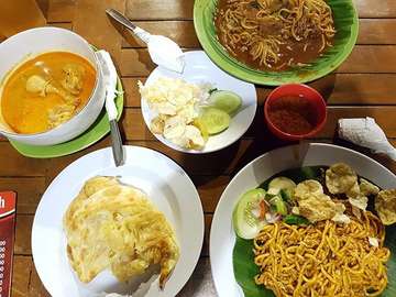 Apa aja? 
1. Mie Aceh Goreng Telor
2. Mie Aceh Tumis Spesial
3. Roti Cane Kari Ayam
4. Emping 😍 
Harga? Lupa 😣 Tp ramah dompet kok~ 
Yang masih nyari Gampoeng Aceh pindah kmn, sekarang lokasinya di samping Babakaran Dago gaesss~ 
#kulinerBdg #kulinerAceh #bandungfoodie #mieaceh #roticanai #kariayam #emping #gampoengaceh #buzzfeedfood #makanandaerah #kulinernusantara #maincoursejumphill *mindwa*