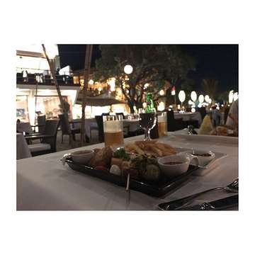 민지랑 해변의 레스토랑에서 저녁식사. 빠지지 않는 빈땅맥쥬 🍺 그리고 아름다운 #bali #restaurants#길리트라왕안