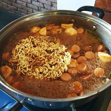 Bangbangbang
💰 budae jjigae (diet size) - 105k
half fried chicken (garlic sauce) - 70k
📍 gwalk / ruko sentra darmo villa
💭 yumyumss, best budae jjigae in town! Love the fried chicken too, supertastyyy 😋😋