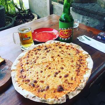 Holy shit, never thought we would find great pizza in Bali?!
@nusaduapizza is SO freaking good.
So light, so tasty, perfectly baked for this crazy heat.
And, they are massive and so cheap.
Win! Sooo coming back before we leave.
And they serve your beer in a stubbie cooler. Smart.
#nusaduapizza #margheritapizza #bali #indonesia 
#stubbiecooler #aussiesabroad #travelfoodfinds