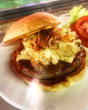 Our majestic Hawaiian Burger 🍔 knows how to make your tummy happy 😊 #sandbarbali