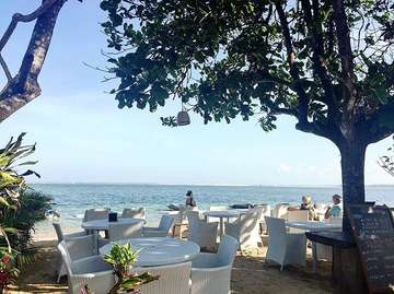 We have choices of delectable Indonesian cuisine which is affordable and tasty of course. But what makes it more special is the location of our restaurant; right on Sanur beach. #sanur #beach #sanurbeach #restaurant #torotoro #torotororestaurant #balirestaurant #dinner #lunch #relax #pristine #sea #bali #explorebali #holiday #traveling