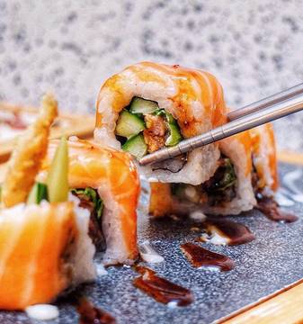 Who doesn’t love sushi? 😆 Enjoy buy 1 get 1 free at @sekai_shabu happy hour every monday - friday 3-5pm 🍣