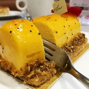 Manggo passion cake, not too sweet, a little bit sour, the base is crunchy and sweety, and in the end it is a to die for cake #fleurnfleur #manuksgrapher #foodphotography #huawei #p9leica #huaweip9leica #lotte #jakarta #indonesiaphotographer #indonesia