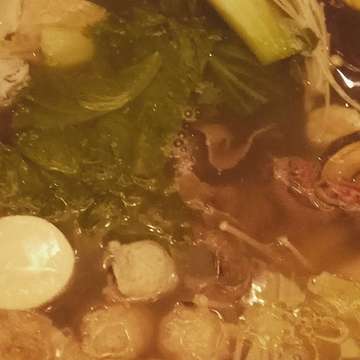 Veggies, meats and seafoods inside a bath of a delicious herbal soup... 😊
Heartwarming for the likes of me who's currently having some a little...troubles with a bunch of anime characters dying. I just discovered something awesome this week, just wait and see!! 😉

#cocasuki #thaicuisine #thaisuki