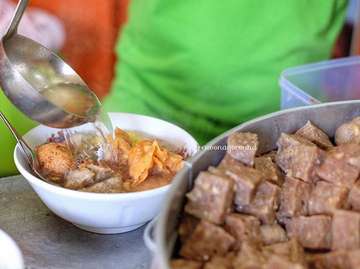 [SURABAYA] - Bakwan Istimewa Sidodadi Malang. Makan ini soalnya dikasi tau kalo ini enak, dan kebetulan lokasinya deket hari itu.
•
Campuran isinya banyak banget, rata-rata enak semua. Berasa daging sapinya, dan kenyalnya pas. Tapi kuahnya memang harus diracik lagi biar lebih berasa.
🍲Bakwan Campur Special
📍Bakwan Istimewa Sidodadi, Darmo
💰26K
👍7.5/10
・・・
#surabaya #culinary #eat #food #kuliner #kulinersurabaya #noonagoroundsby
