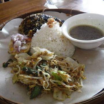 Another local meal we enjoyed while in #bali and it was so delicious and I miss it #bali #funtimeusa #local #explore #samosa #smokedchicken #migoreng #indonese #funtimebali #eatinglikelocals #badung #warungpadmasari #foodie #2017