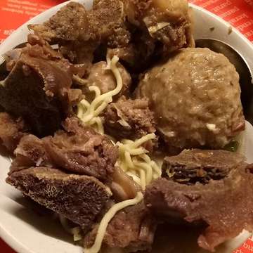 Bakso spesial yang sangat juara.. Bakso spesial urat tulang rusuk 😋 lumayan mengisi perut yang lelah ya buu @finn_dewi gak papa lah sekali sekali makan jam segini😁