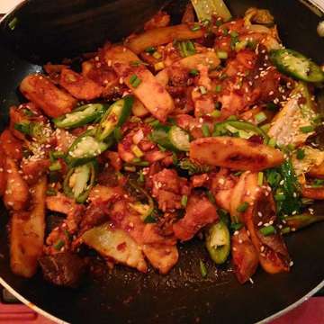 Tagname nya sih dakgalbi ㅋㅋㅋ
Let's say dakgalbi rasa lokal
#dakgalbi #chicken #spicy #korean #foodies #surabaya #닭갈비 #먹스타그램 #수라바야